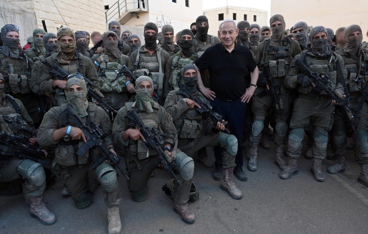Benjamín Netanyahu junto a soldados israelíes. Foto: X @netanyahu
