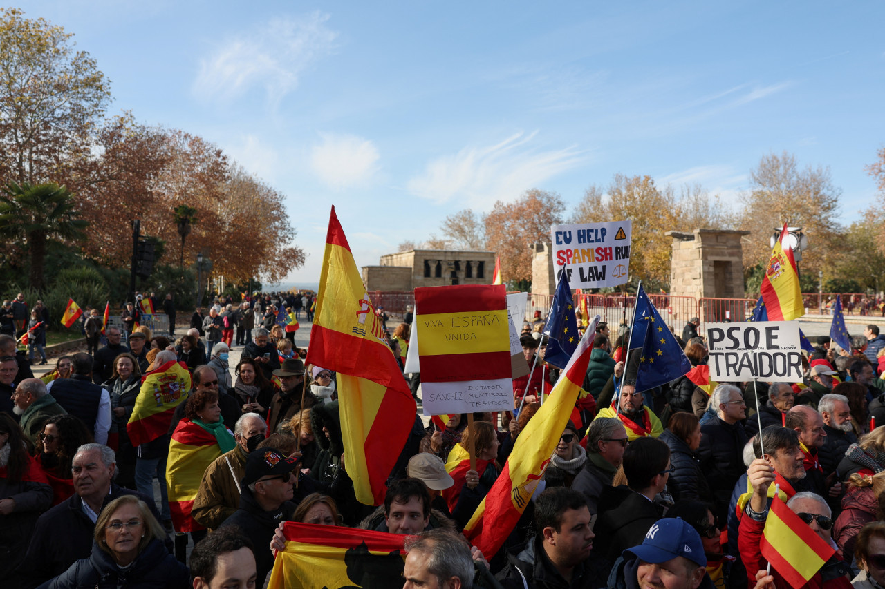 Más de 8 mil personas se manifestaron en las calles de Madrid contra la amnistía a independentistas. Reuters