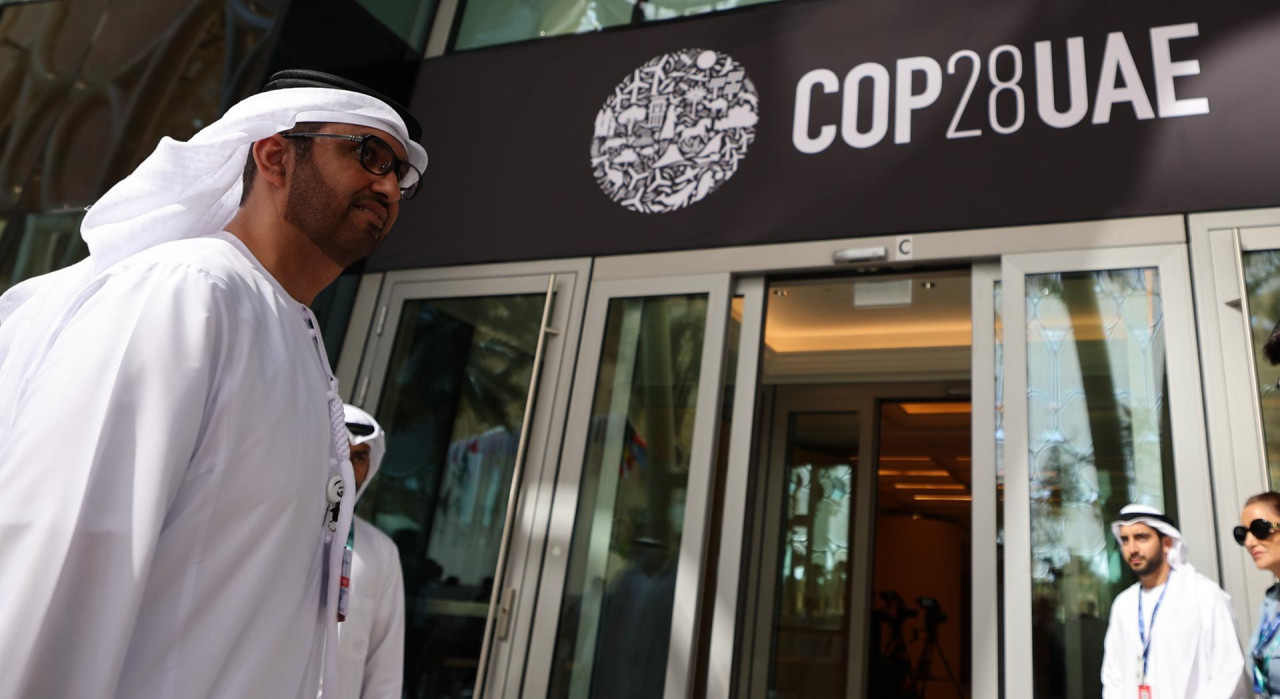 Sultan Ahmed Al Jaber (i), Presidente designado de la COP28, Ministro de Industria y Tecnología Avanzada de los EAU. EFE