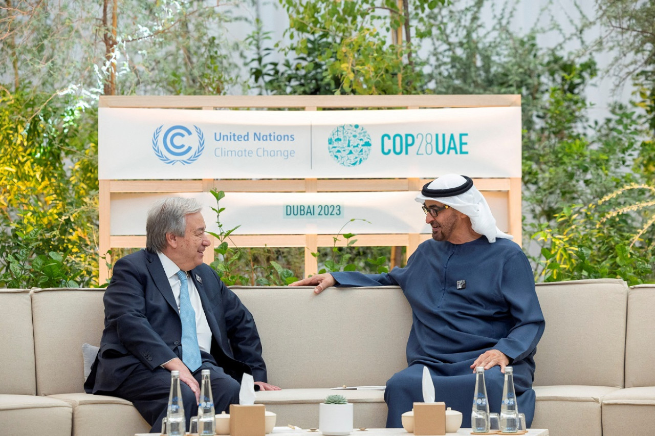 Antonio Guterres con Mohamed bin Zayed Al Nahyan en la COP28. Foto: Reuters.