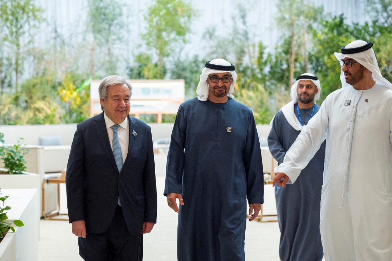 Antonio Guterres junto a Mohamed bin Zayed Al Nahyan en la COP28. Foto: Reuters.