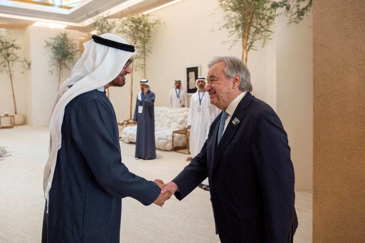 El saludo entre Antonio Guterres y Mohamed bin Zayed Al Nahyan en la COP28. Foto: Reuters.