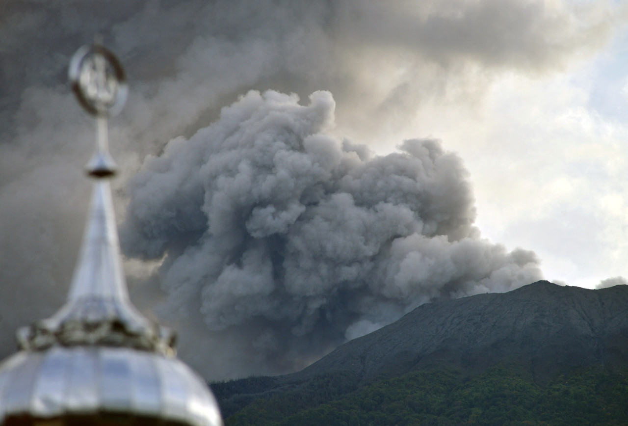 Mueren 11 alpinistas tras la erupción de un volcán en Indonesia. REUTERS