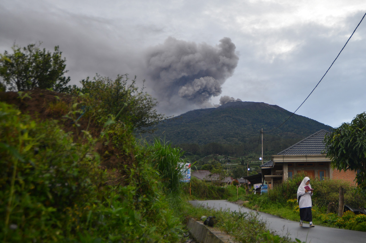 Mueren 11 alpinistas tras la erupción de un volcán en Indonesia. REUTERS