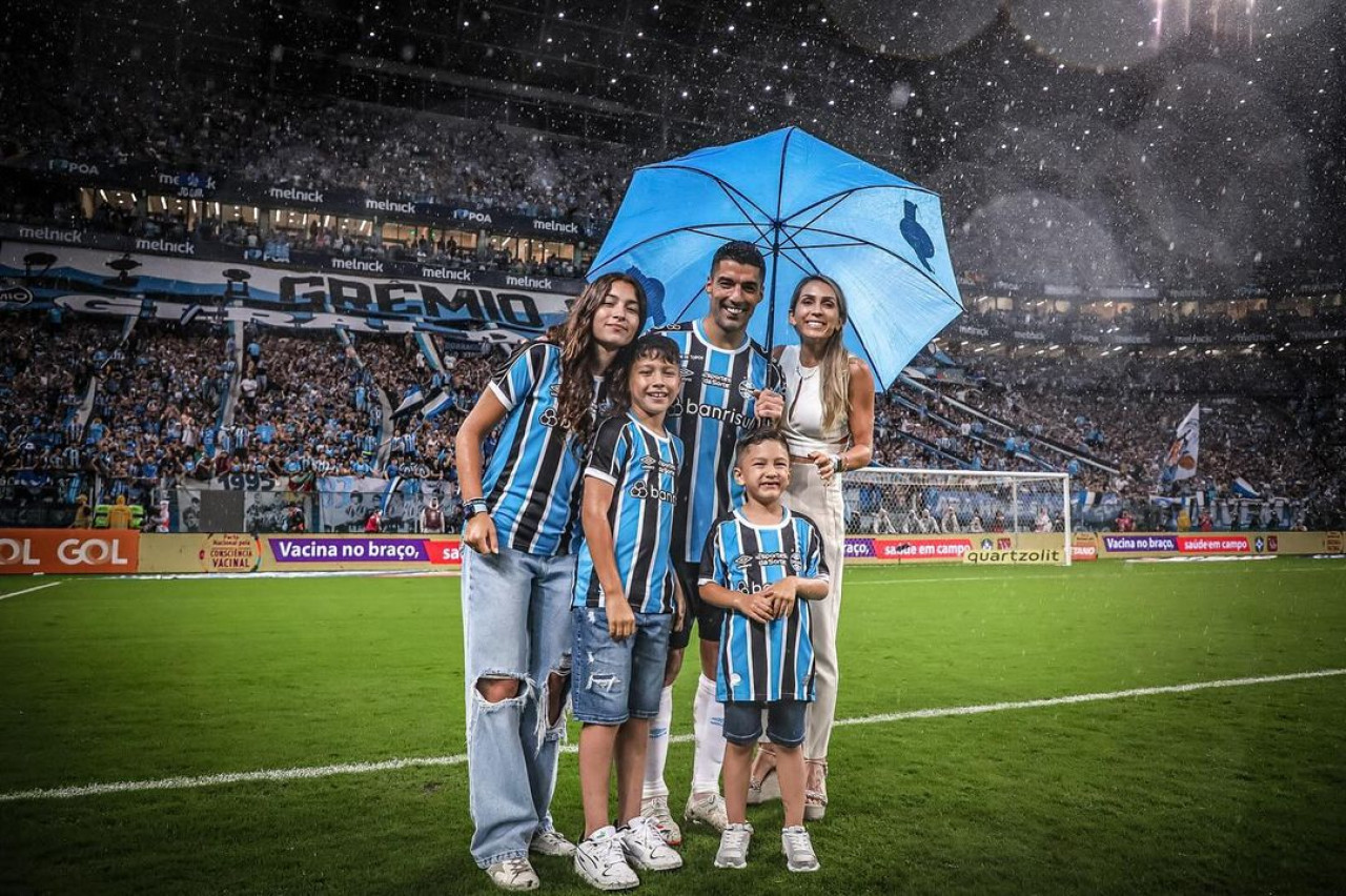 Luis Suárez junto a su familia en Gremio. Foto: Instagram @luissuarez9.