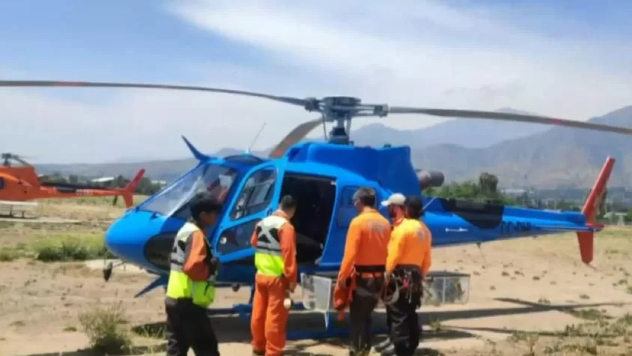 El helicóptero del Cuerpo de Carabineros de Chile que halló a los andinistas argentinos. Foto: NA.