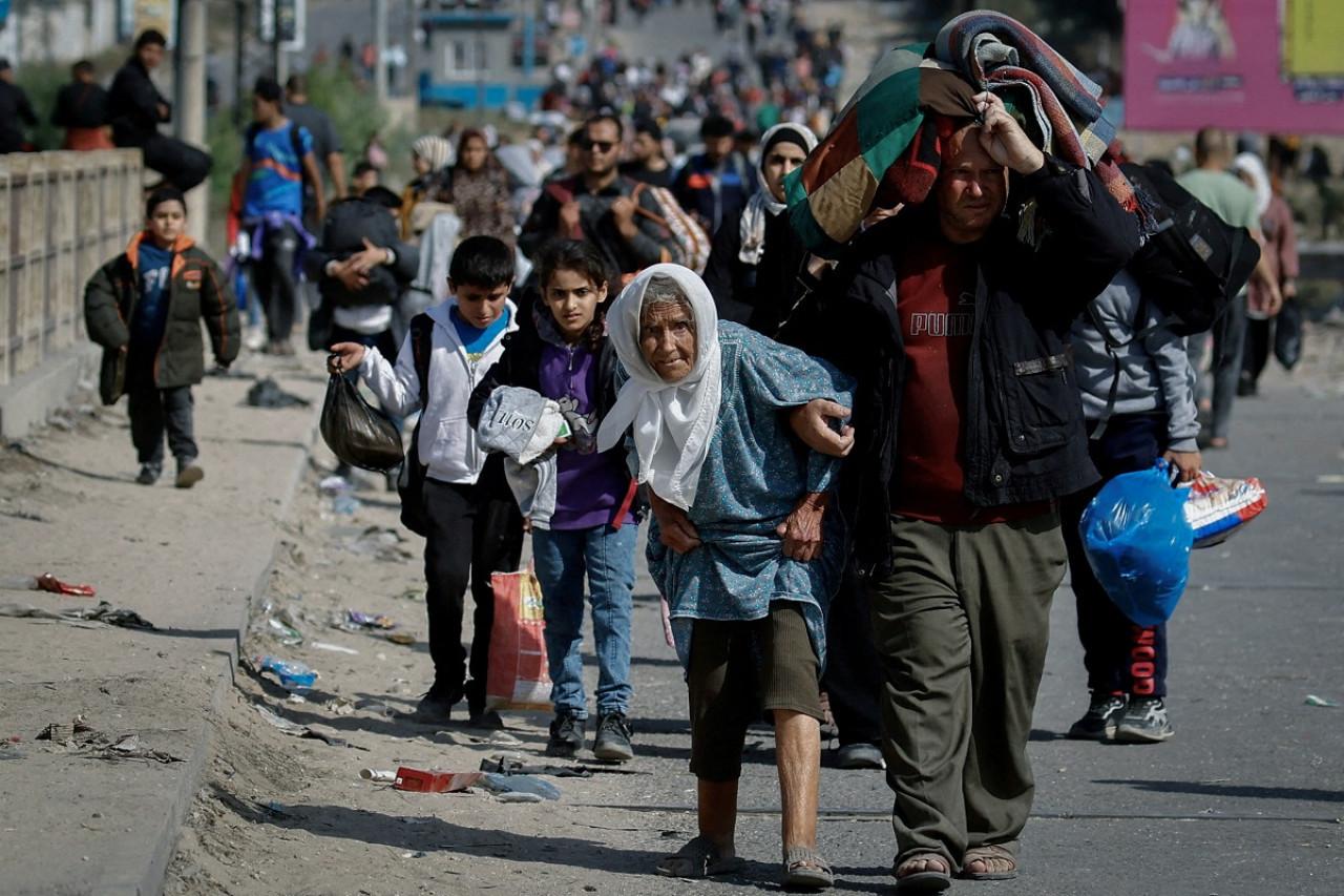 Ciudadanos palestinos yéndose de Gaza. Foto: Reuters.