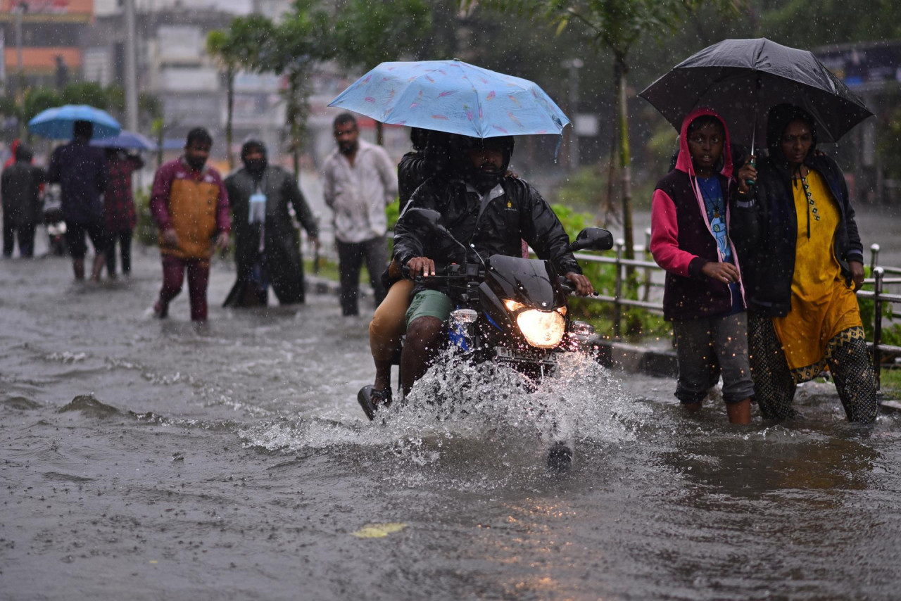 Las calles de la India azotadas por la llegada del ciclón Michaung. Foto: EFE.