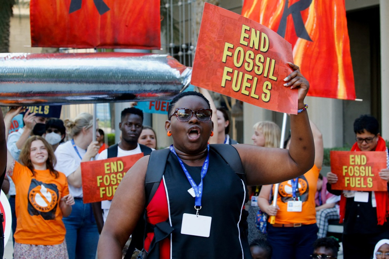 Activistas climáticos protestan contra los emisores de combustibles fósiles durante la COP28. Foto: Reuters.