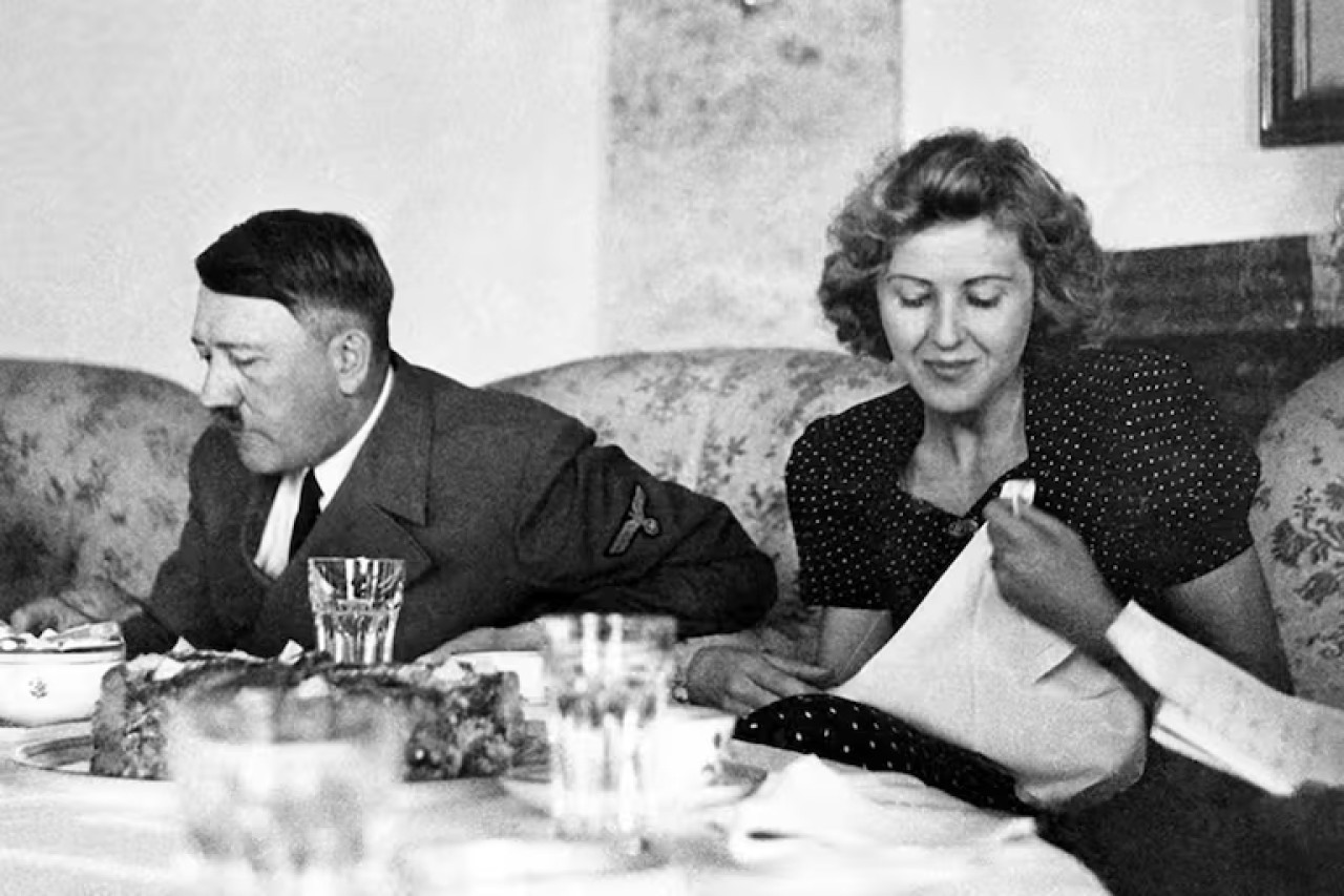 Adolf Hitler y Eva Braun. Foto: Bundesarchiv.