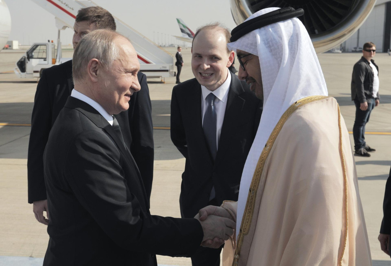 Los Emiratos Árabes Unidos dan la bienvenida al presidente ruso con un desfile aéreo, una caballería de camellos y un saludo con armas de fuego. Reuters