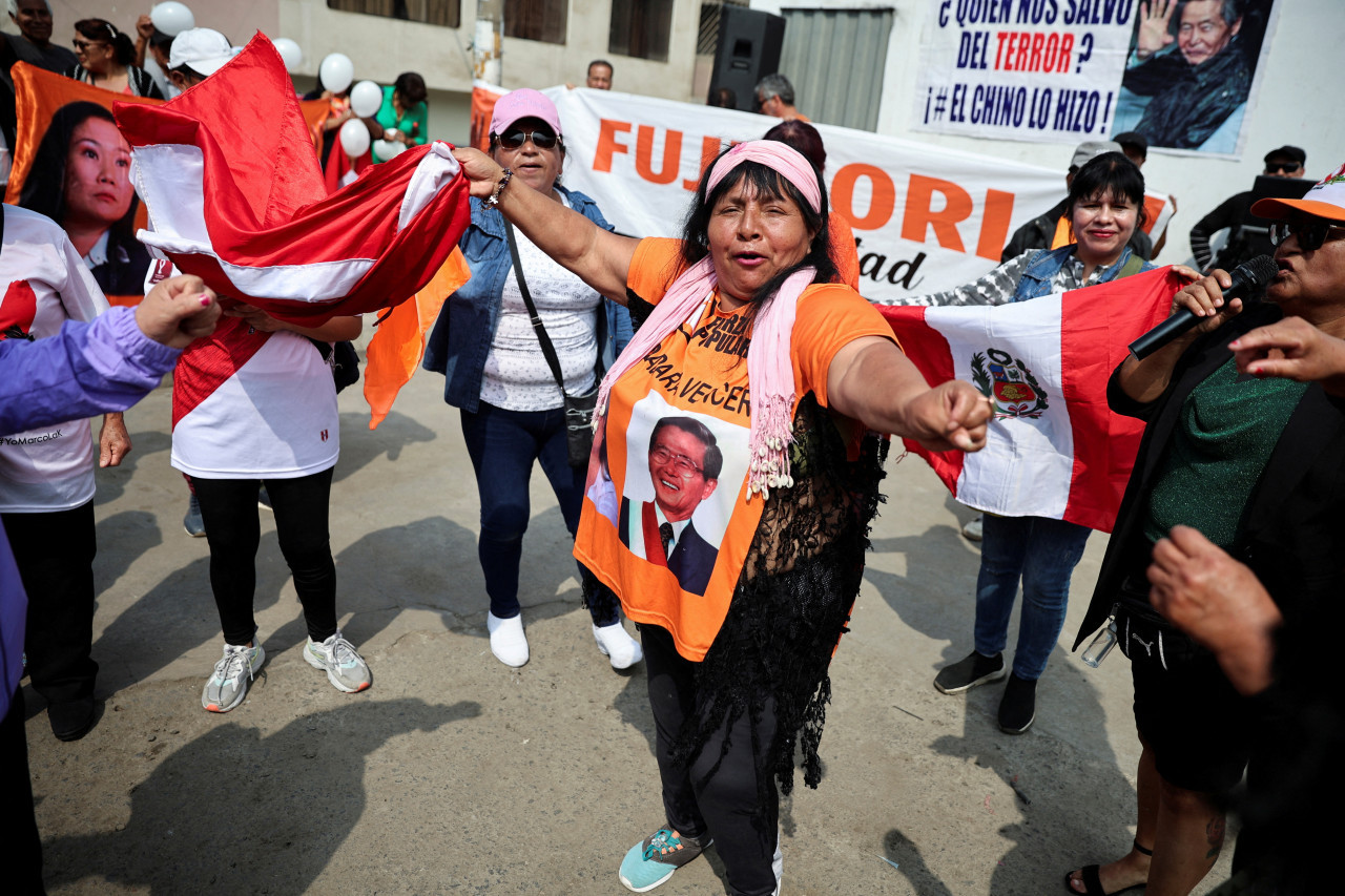 Personas protestan frente a la prisión donde se encuentra detenido el expresidente de Perú Alberto Fujimori , en Lima. Reuteres