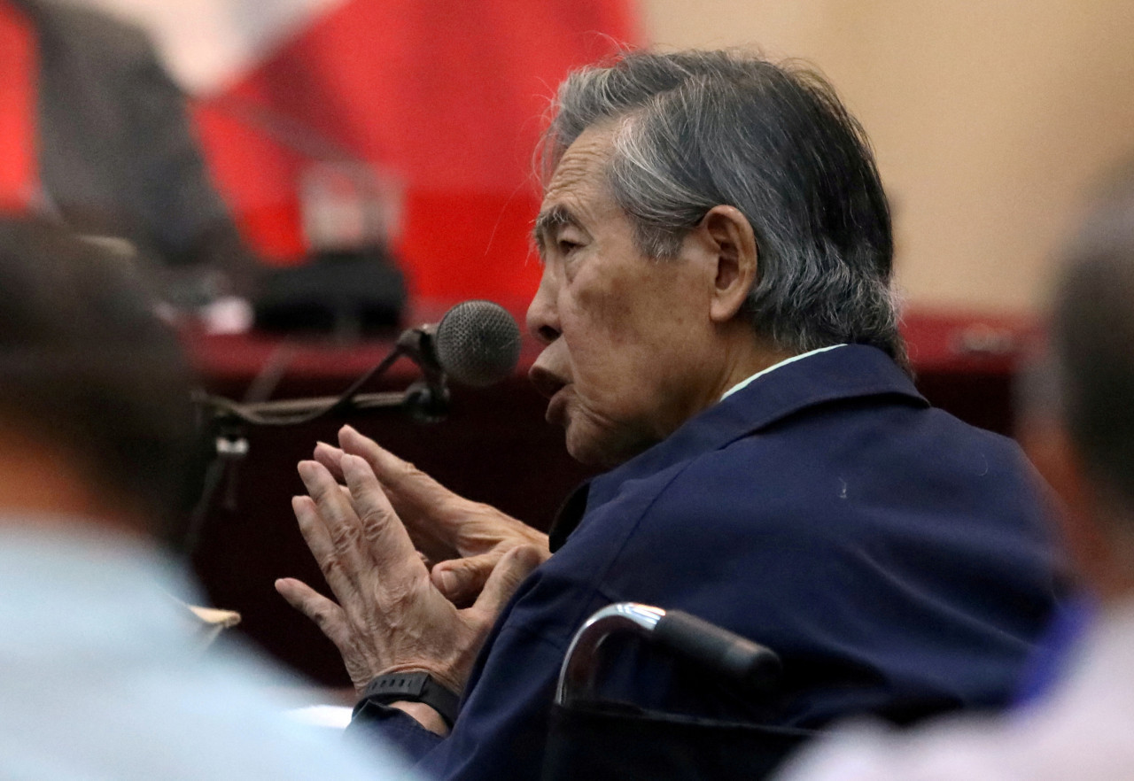 El expresidente de Perú Alberto Fujimori asiste a un juicio como testigo en la base naval del Callao. Reuters