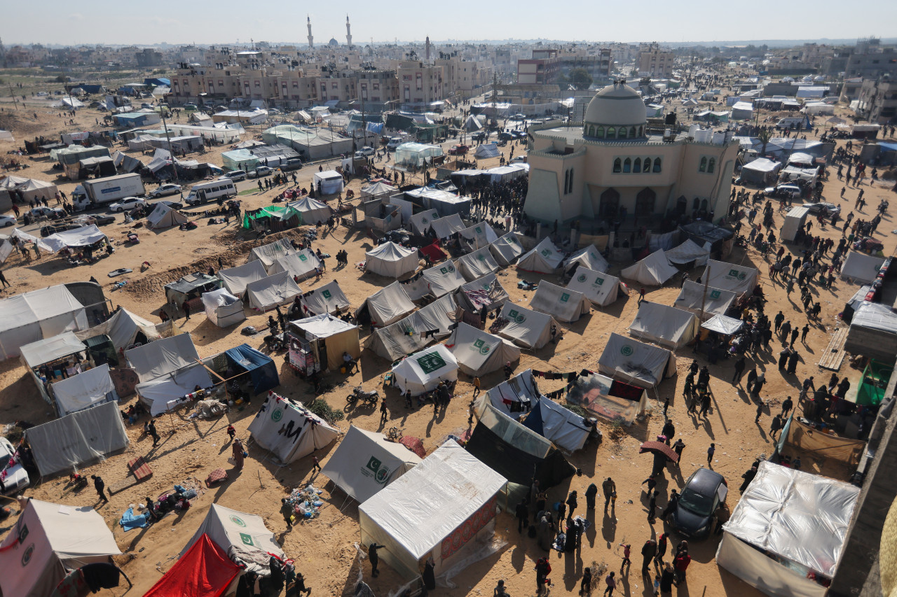 Campamento que alberga a palestinos desplazados que huyeron de sus casas debido a los ataques israelíes, en Rafah. Reuters