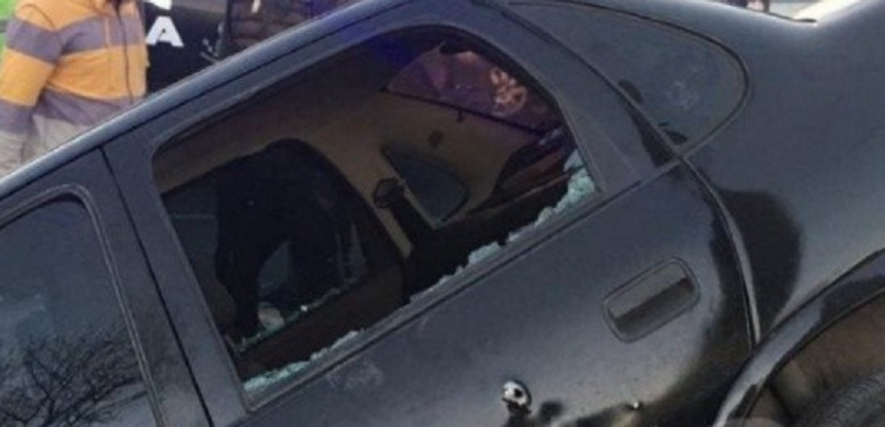 El Corsa que fue atacado por los sicarios que usaron la moto. Foto: rosario3