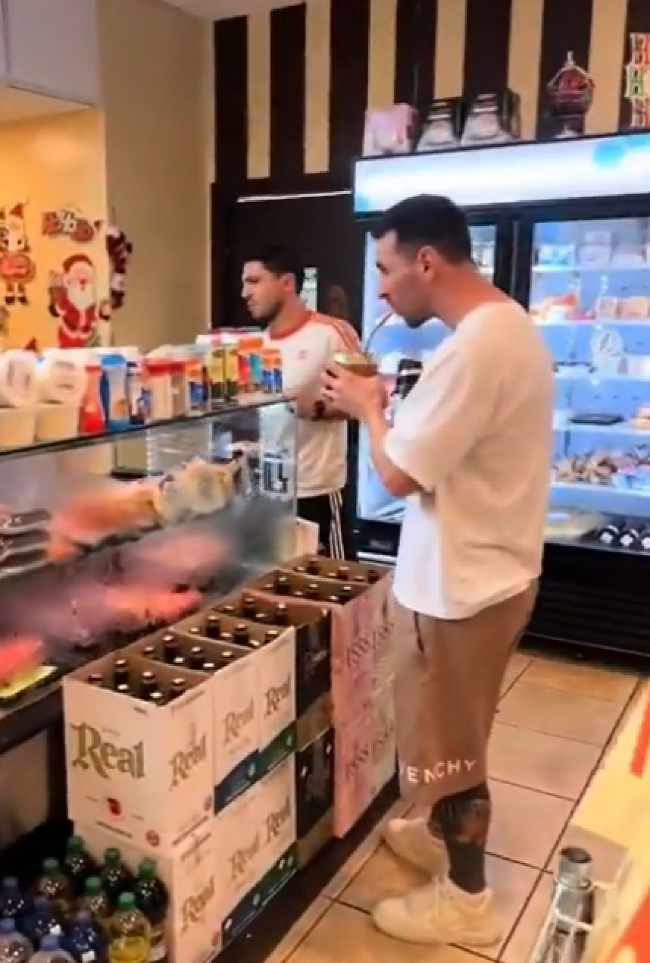 Messi, muy tranquilo en la panadería.