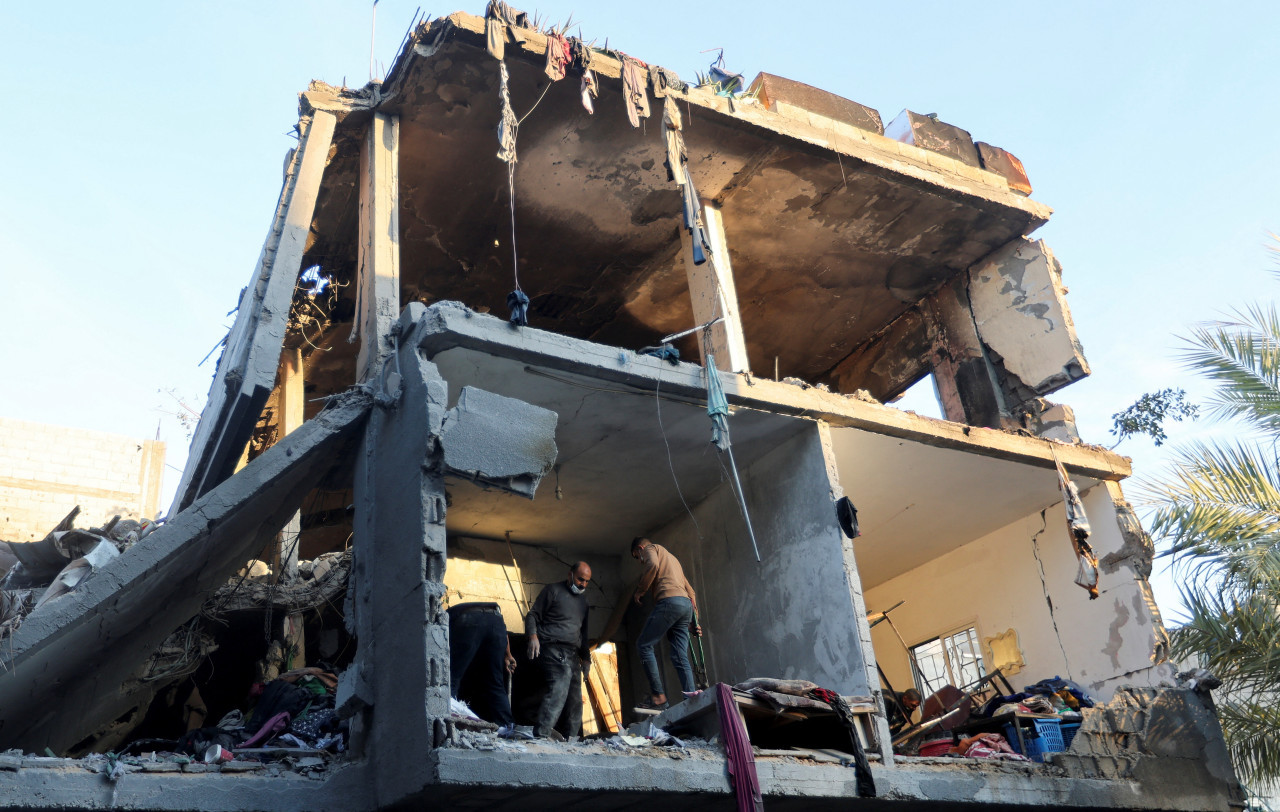 La gente busca víctimas en el lugar de los ataques israelíes contra casas, en Rafah. Reuters
