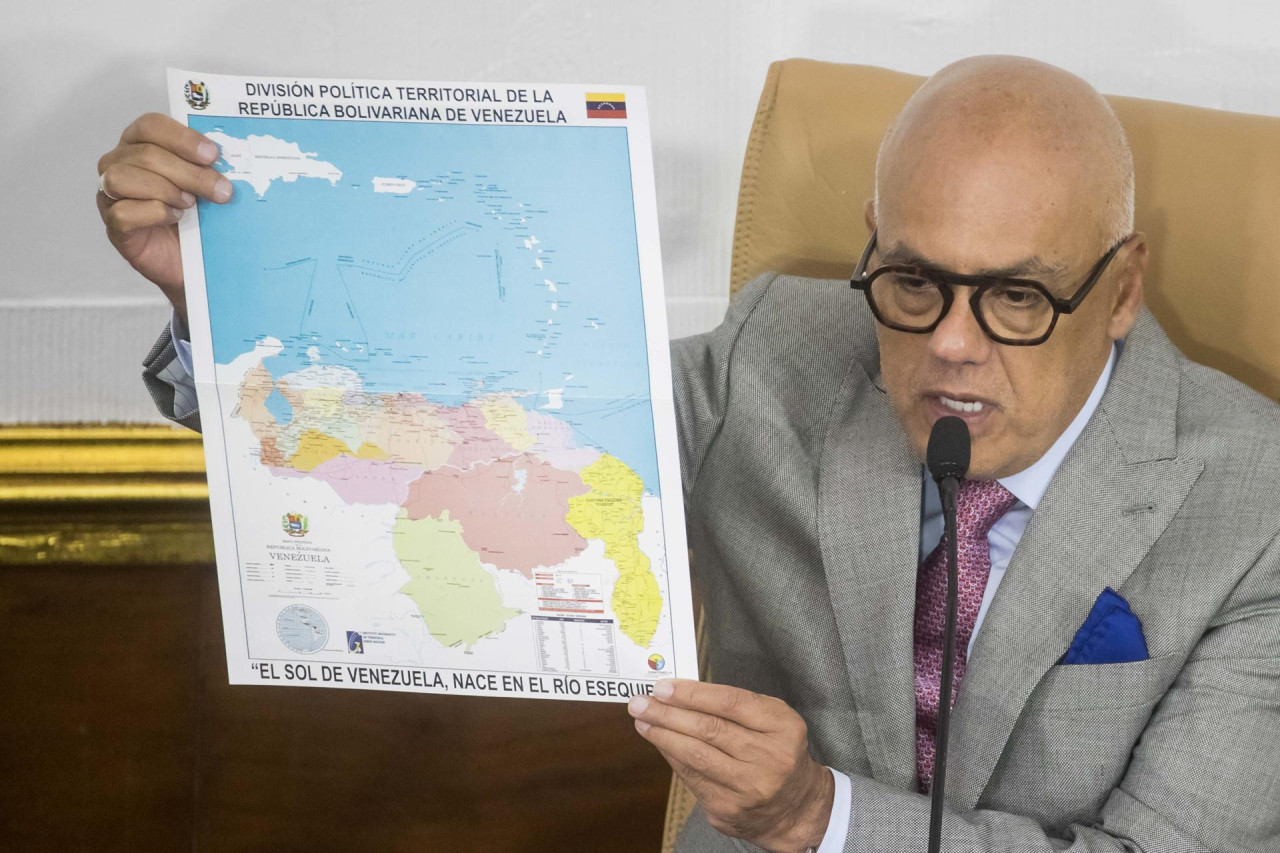 Jorge Rodríguez, presidente de la Asamblea Nacional de Venezuela, mostrando el nuevo mapa de la región que incluye la adhesión del Esequibo. Foto: EFE.