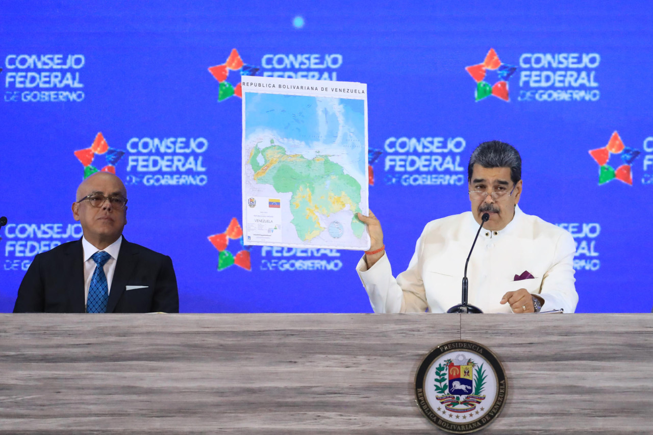 Nicolás Maduro presentando el nuevo mapa de Venezuela con la adhesión del Esequibo.