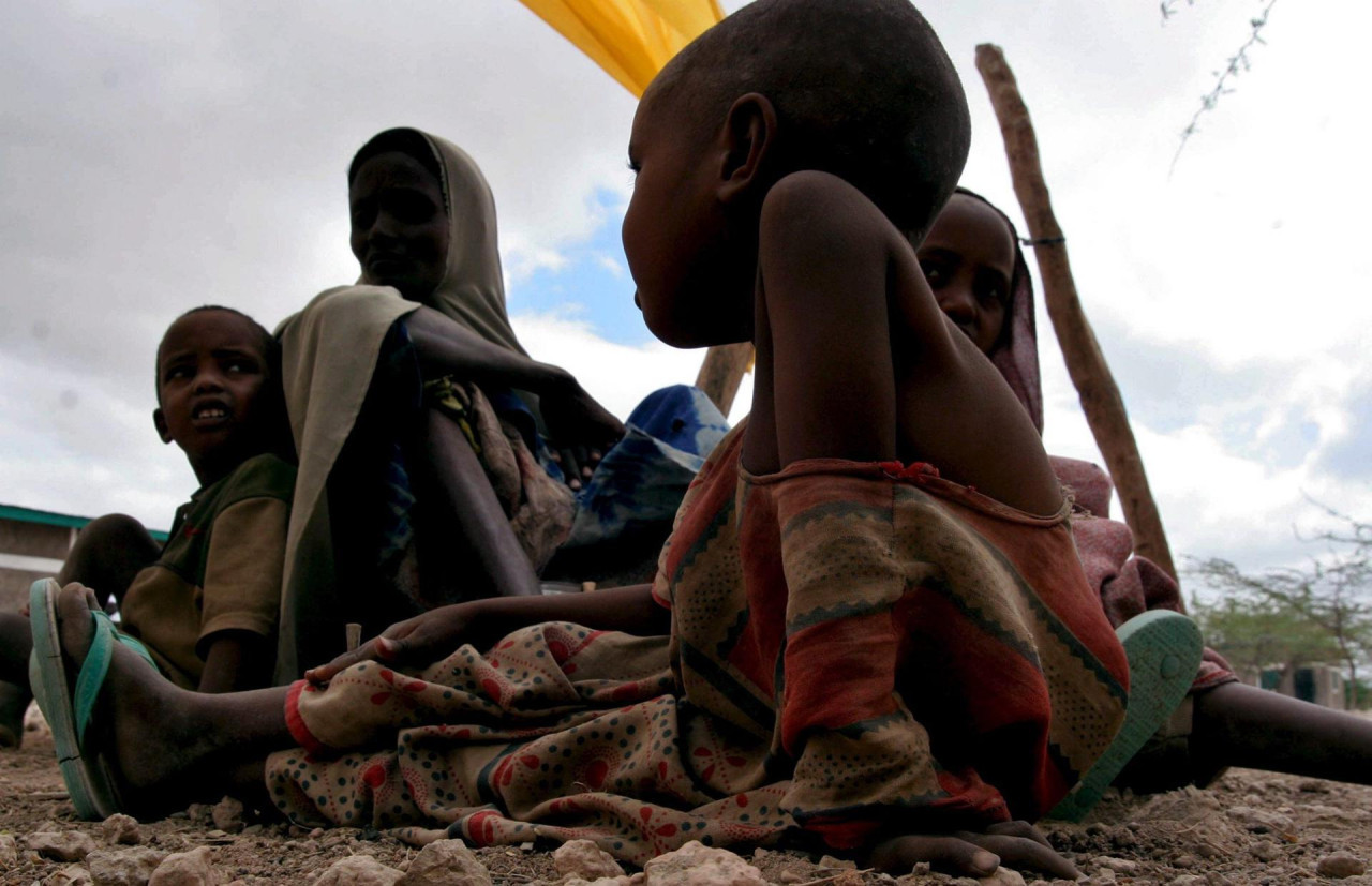 Una niña desnutrida aguarda la llegada de comida junto al resto de su familia en un centro de alimentación de Elwak, unos 1.500 kilómetros al norte de Nairobi (Kenia). EFE