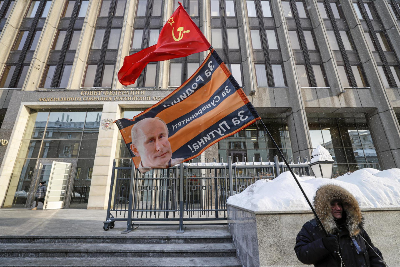 Un hombre sostiene una bandera a las afueras del Consejo de la Federación de Rusia. EFE
