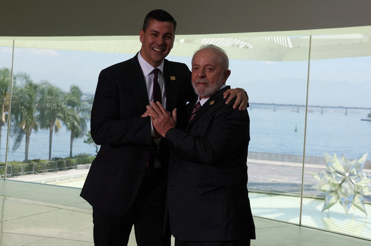 Santiago Peña y Lula da Silva. Foto: Reuters.