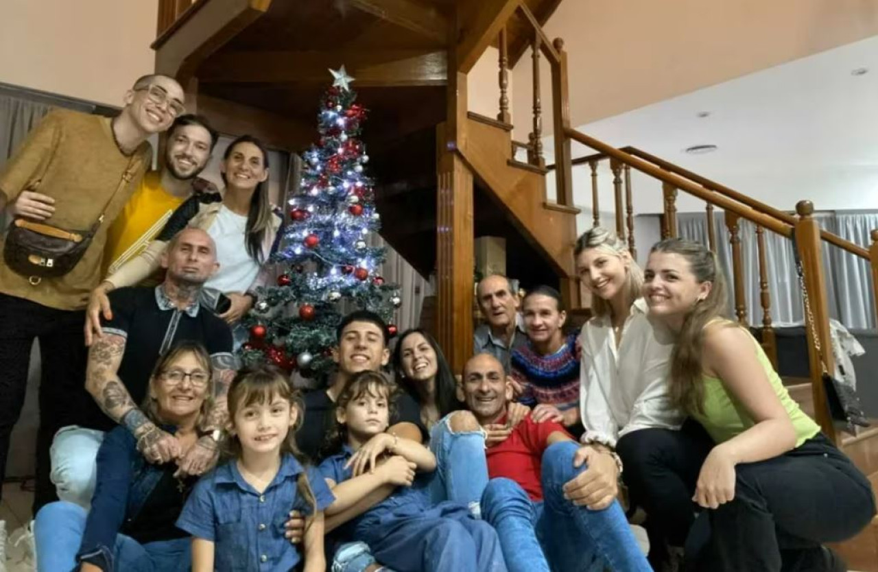 La familia de Emanuel Noir junto a Sophia Ramos. Foto: Instagram @emanuelnoir.