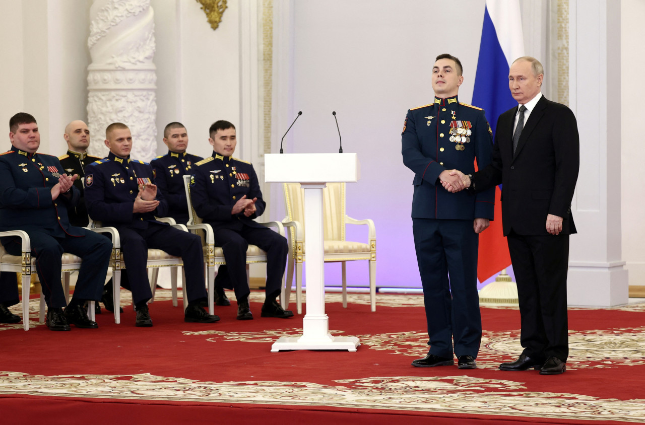 Vladimir Putin junto a los militares condecorados en Rusia. Foto: REUTERS