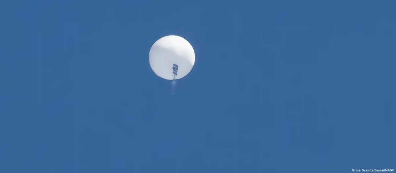 Imagen de un globo espía chino poco antes de ser derribado sobre Surfside Beach. Foto: archivo Reuters