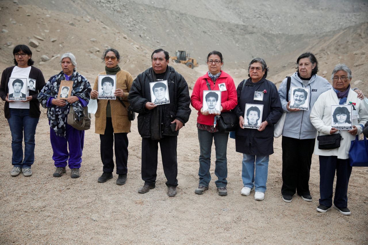 Familiares de víctimas de Fujimori en Perú. Foto: REUTERS.