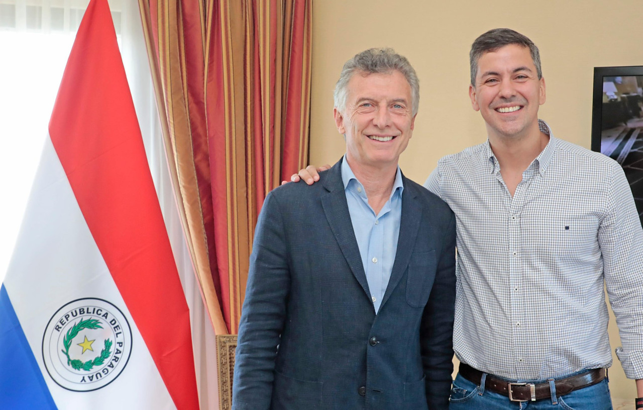 Santiago Peña con Mauricio Macri. Foto: X.
