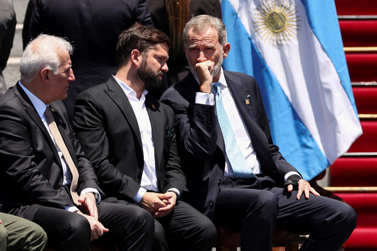 El Rey de España, Felipe VI y el Presidente de Chile, Gabriel Boric, en  la asunción de Milei. Foto: Reuters.