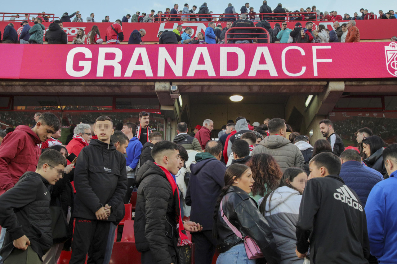 Hinchas de Granada CF tras la suspensión del partido. Foto: EFE.
