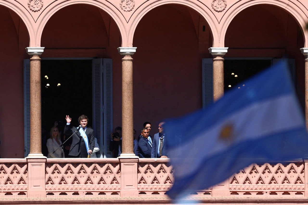 Javier Milei en el balcón de la Casa Rosada. Foto: Reuters