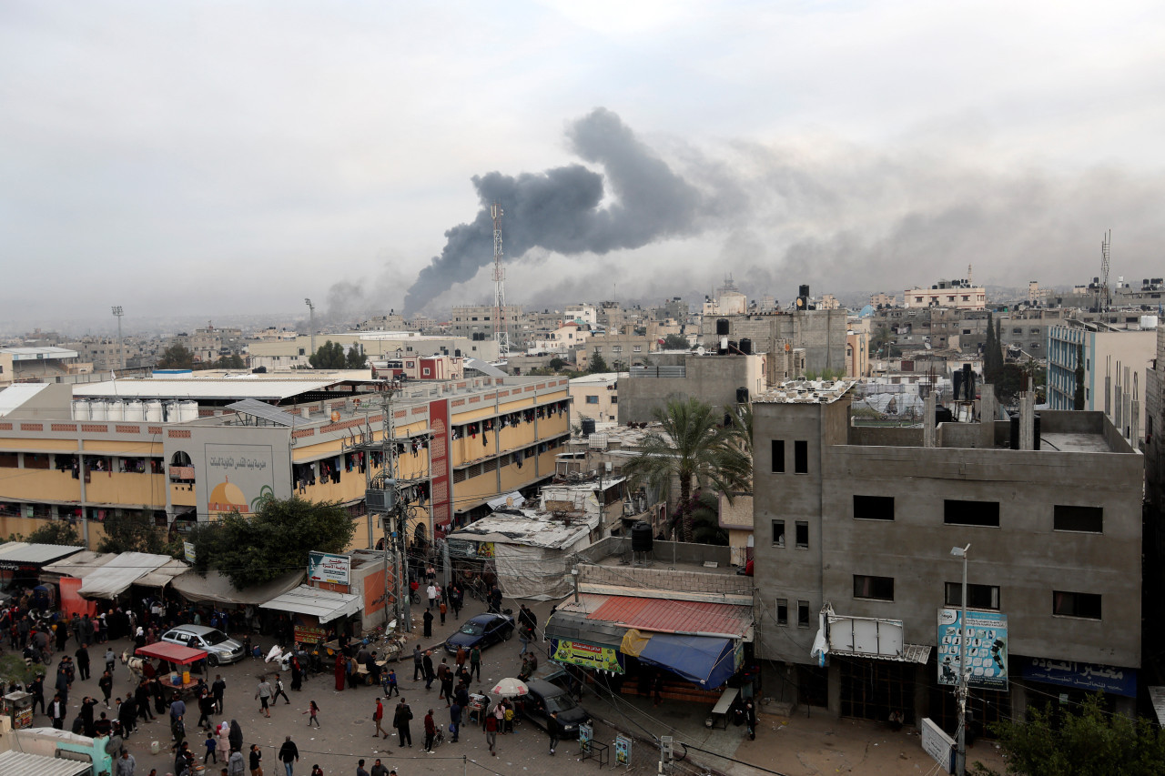 El humo se eleva tras los ataques israelíes en Khan Younis. Reuters