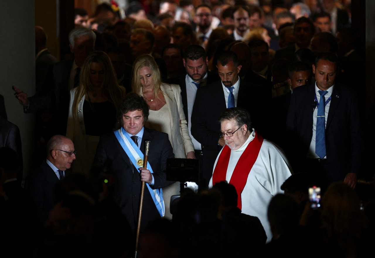 Javier Milei sale de la Catedral. Foto: Reuters