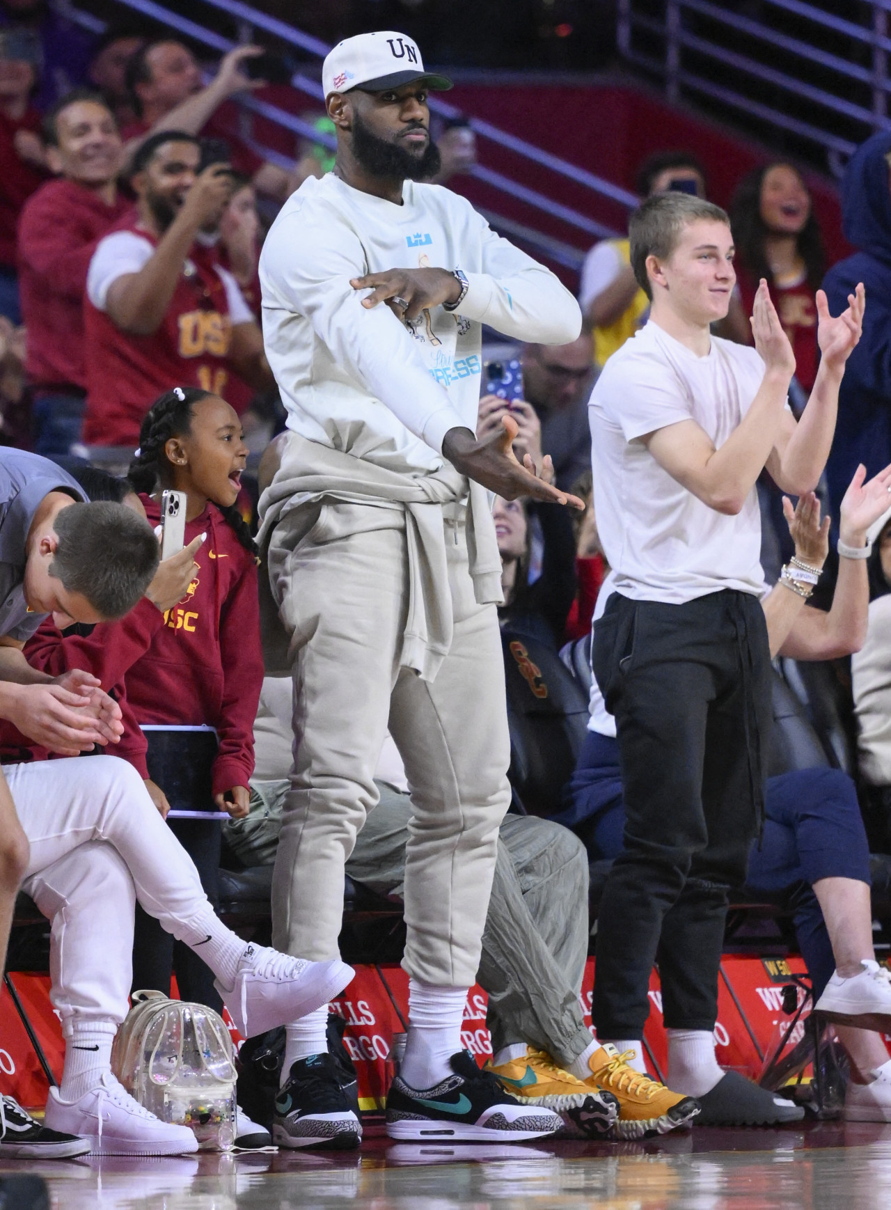 LeBron James festejando las jugadas de su hijo Bronny. Foto: Reuters.