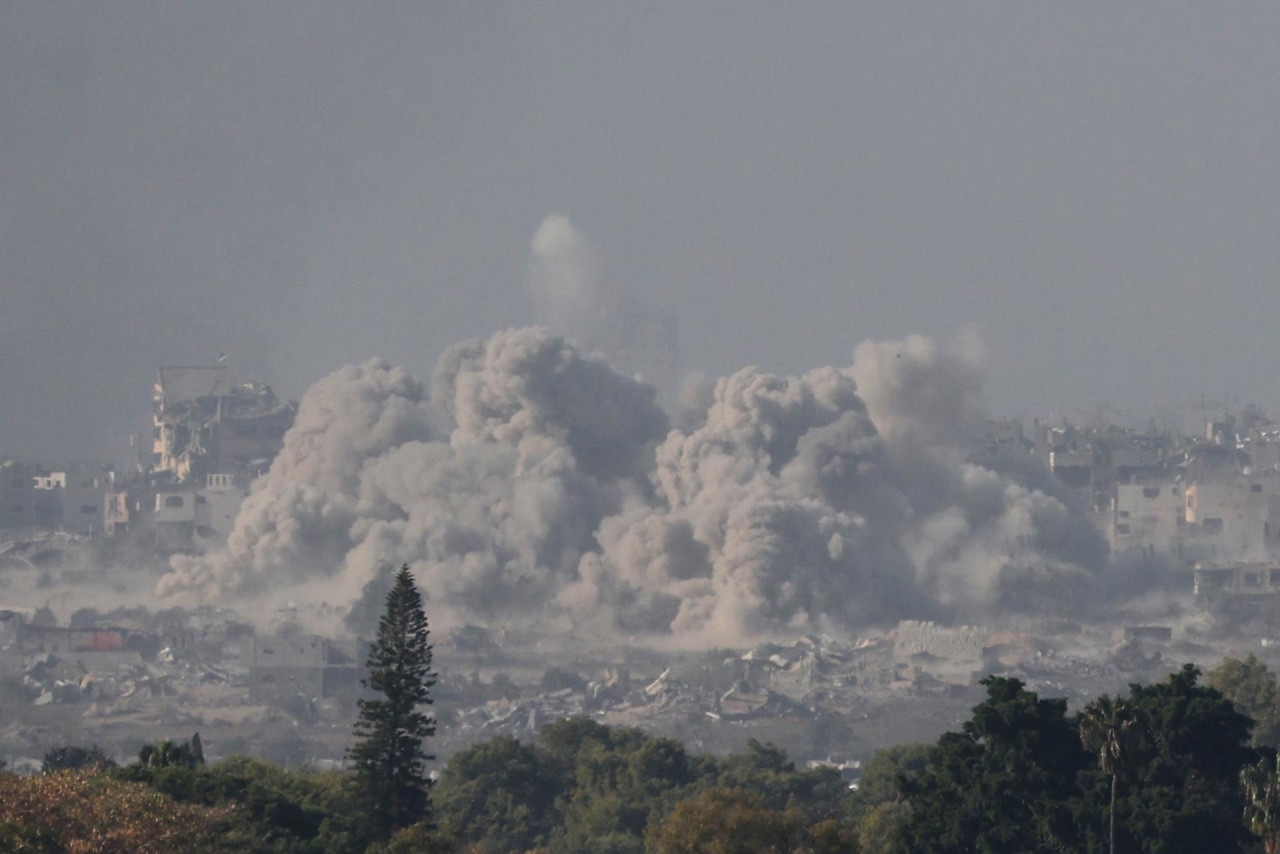 l humo se eleva desde la Franja de Gaza tras los ataques aéreos israelíes, visto desde un lugar no revelado cerca de la frontera entre Gaza y el sur de Israel. EFE