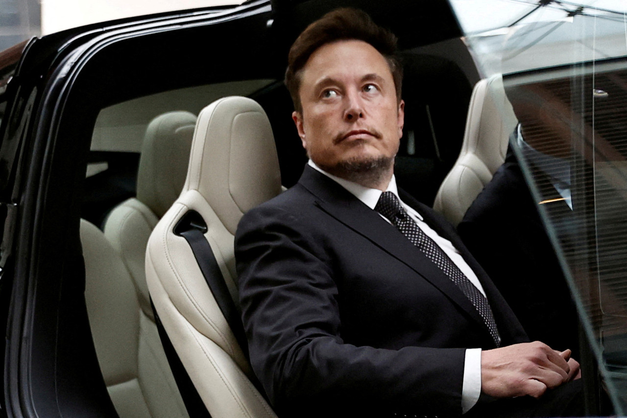 El director ejecutivo de Tesla, Elon Musk, sube a un automóvil Tesla al salir de un hotel en Beijing. Reuters