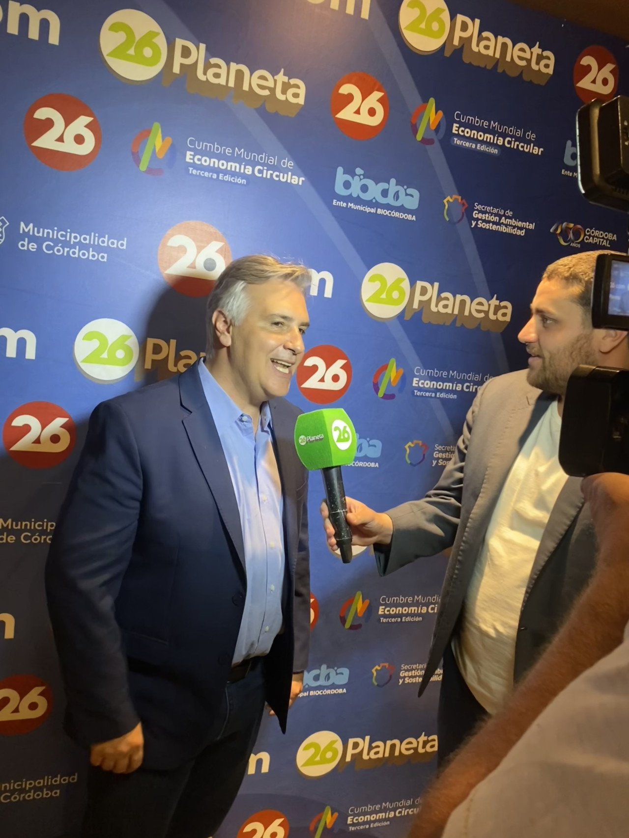 Martín Llaryora, gobernador electo de la provincia de Córdoba hablando con 26 Planeta en la Cumbre Mundial de Economía Circular. Foto: Canal 26