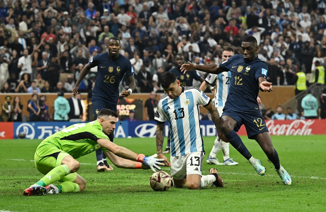 "Dibu" Martínez y "Cuti" Romero en la final mundialista ante Francia. Foto: NA.