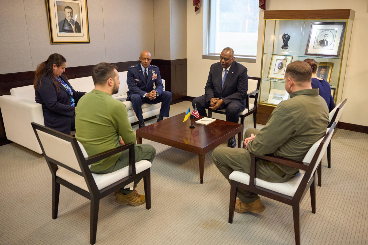 Zelenski con funcionarios de la Casa Blanca. Foto: EFE.