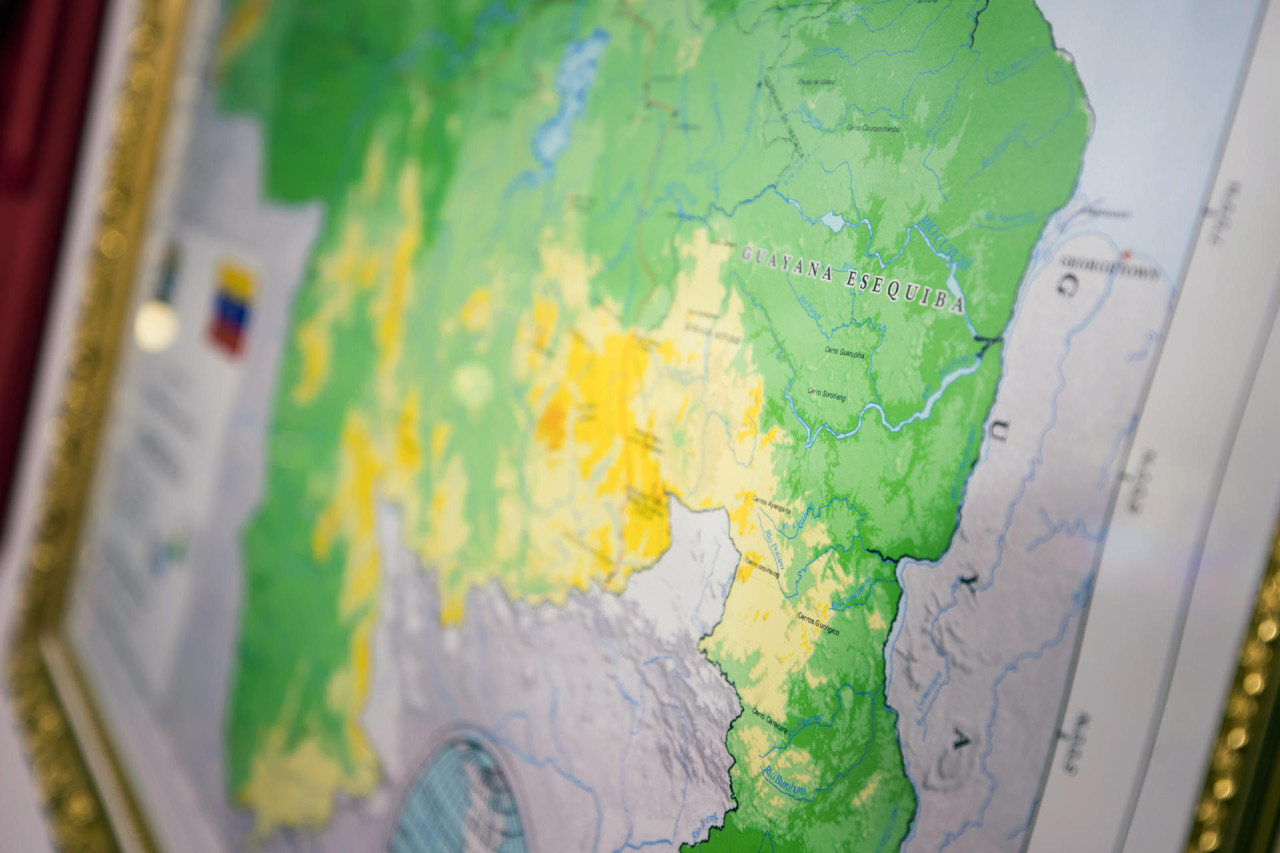 Develan en la Asamblea Nacional un nuevo mapa de Venezuela con el territorio del Esequibo añadido. EFE