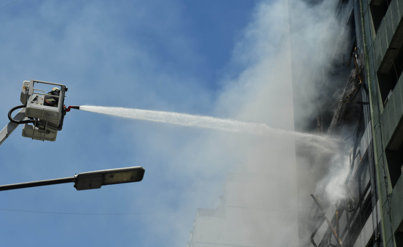 Incendio en un edificio lindero al Ministerio de Trabajo. Foto: NA.