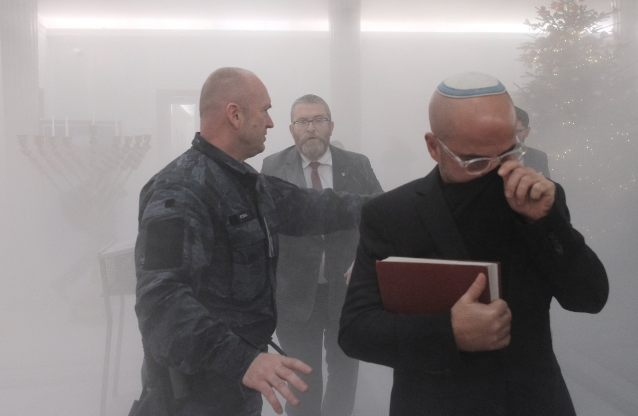 Diputado ultraderechista de Polonia apagó una menorá con un matafuego. Foto: REUTERS.