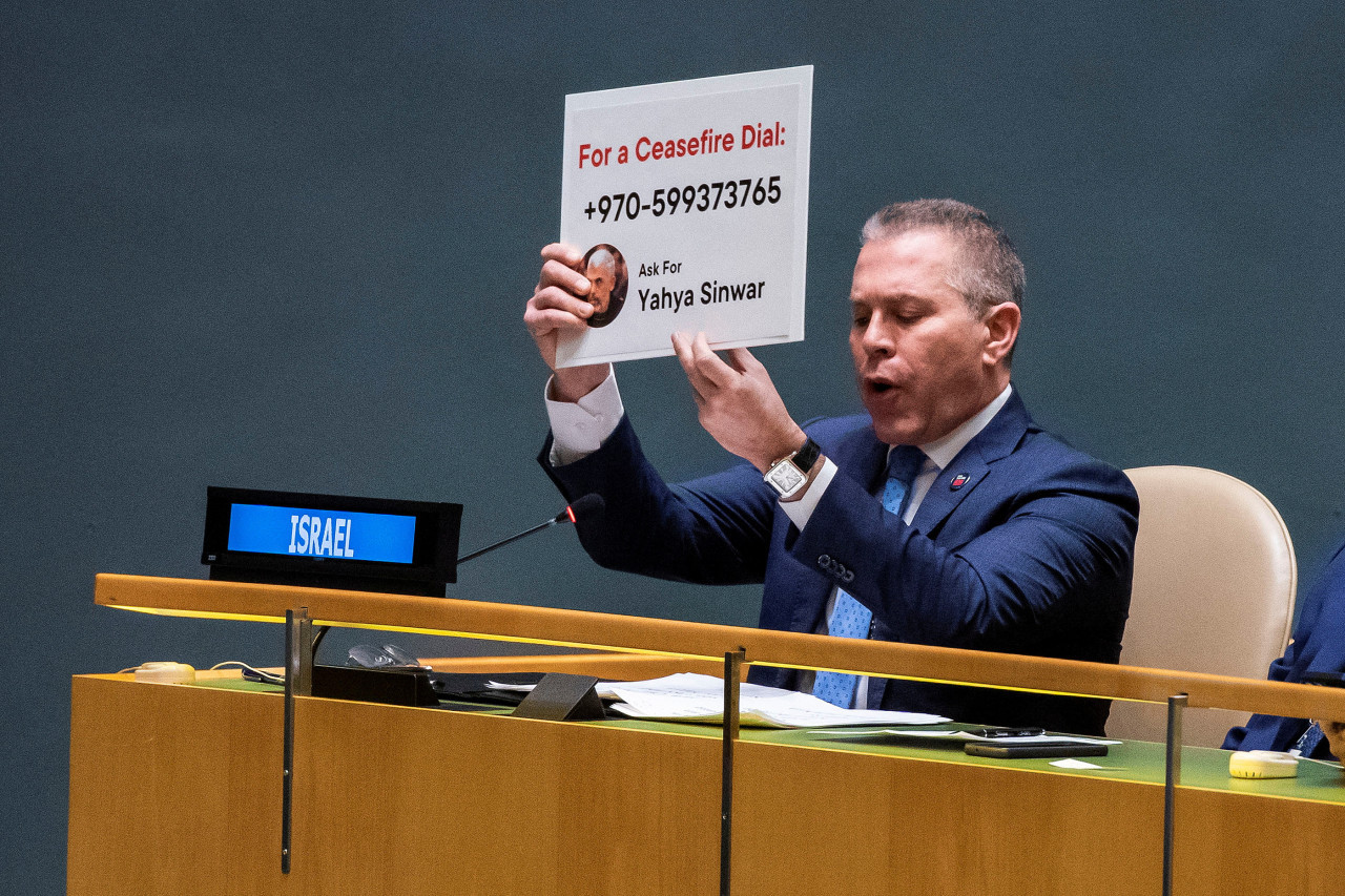 Gilad Erdan en la votación de la Asamblea General de la ONU sobre un alto el fuego en Gaza. Foto: REUTERS.