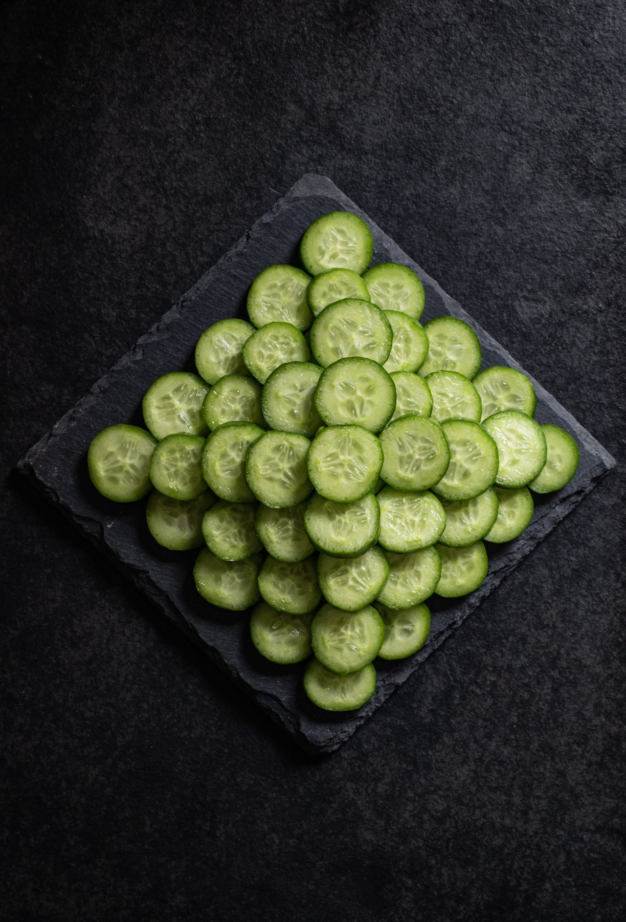 El pepino tiene un bajo aporte calórico y elevado contenido en agua. Foto Unsplash.