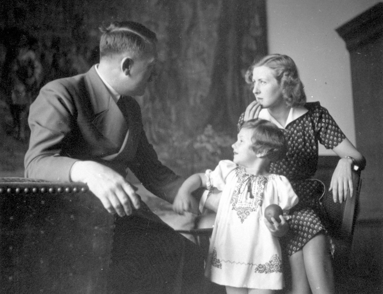 Adolf Hitler y Eva Braun junto a la pequeña Úrsula. Foto: Bundesarchiv.
