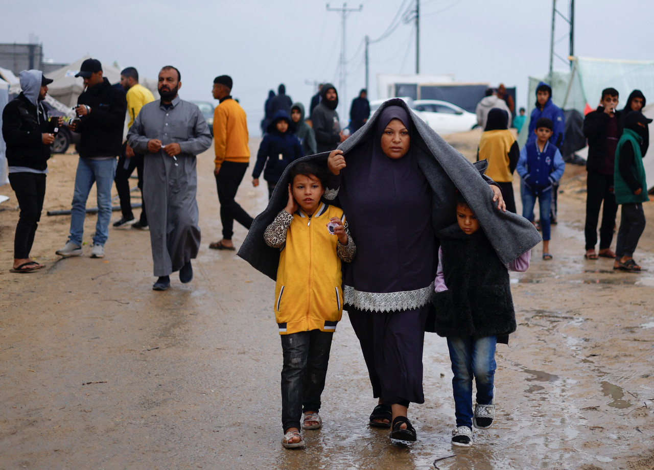 Familias en Gaza. Foto: Reuters.