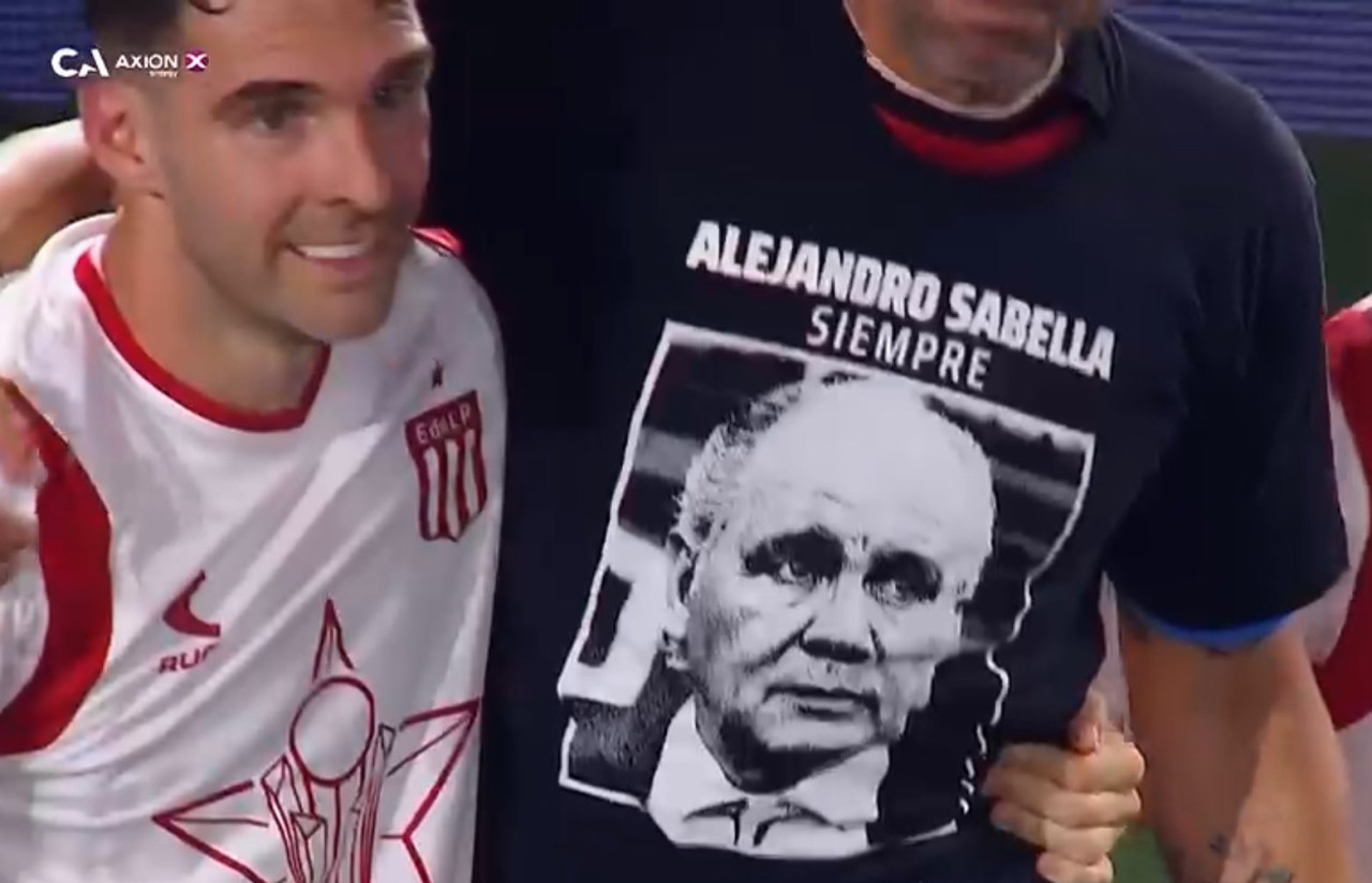 El homenaje de Mariano Andujar a Alejandro Sabella. Foto: Twitter.